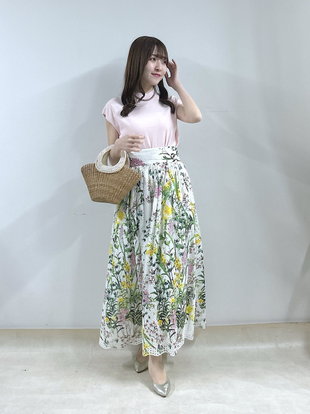 エンブロイダリーフラワープリントスカートを使った人気ファッション