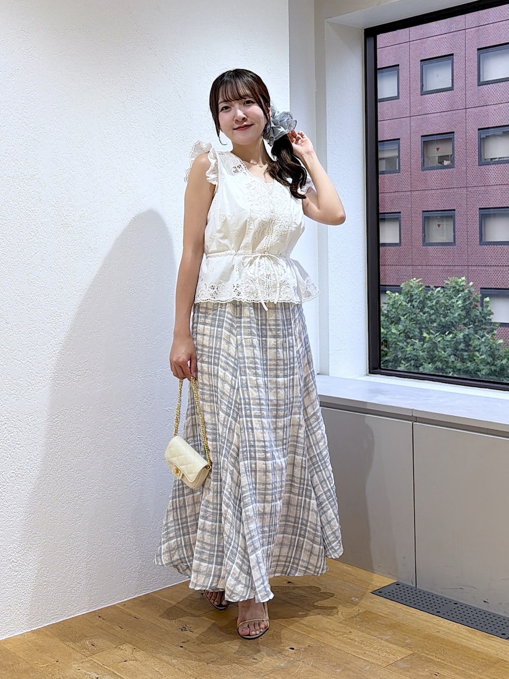 ホワイト系のシャツ/ブラウス、ホワイト系のスカートを着用したレディースの夏コーディネートの1枚目の写真