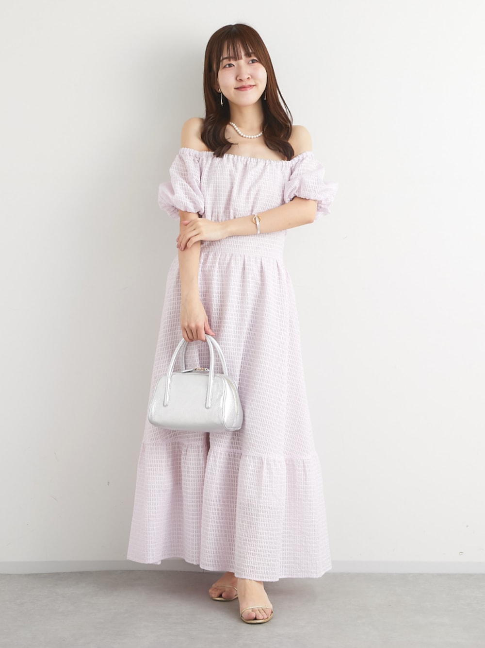 「春コーデ、春めき満開コーデ、春服コーデ、大人かわいい、おでかけコーデ、大人ファッション、お花見コーデ、今日のコーデ、大人ガーリー、レディースファッション、お洒落さんとつながりたい、春ニット、ワンピース、ワンピーススタイル、ワンピースコーデ」｜「La boutique BonBonの【最強モテ】シアーチェックパフスリーブワンピース（ワンピース、ピンク系）」を使った、Sanaさん（骨格ウェーブ・レディース・163cm）の春コーディネートの1枚目の写真