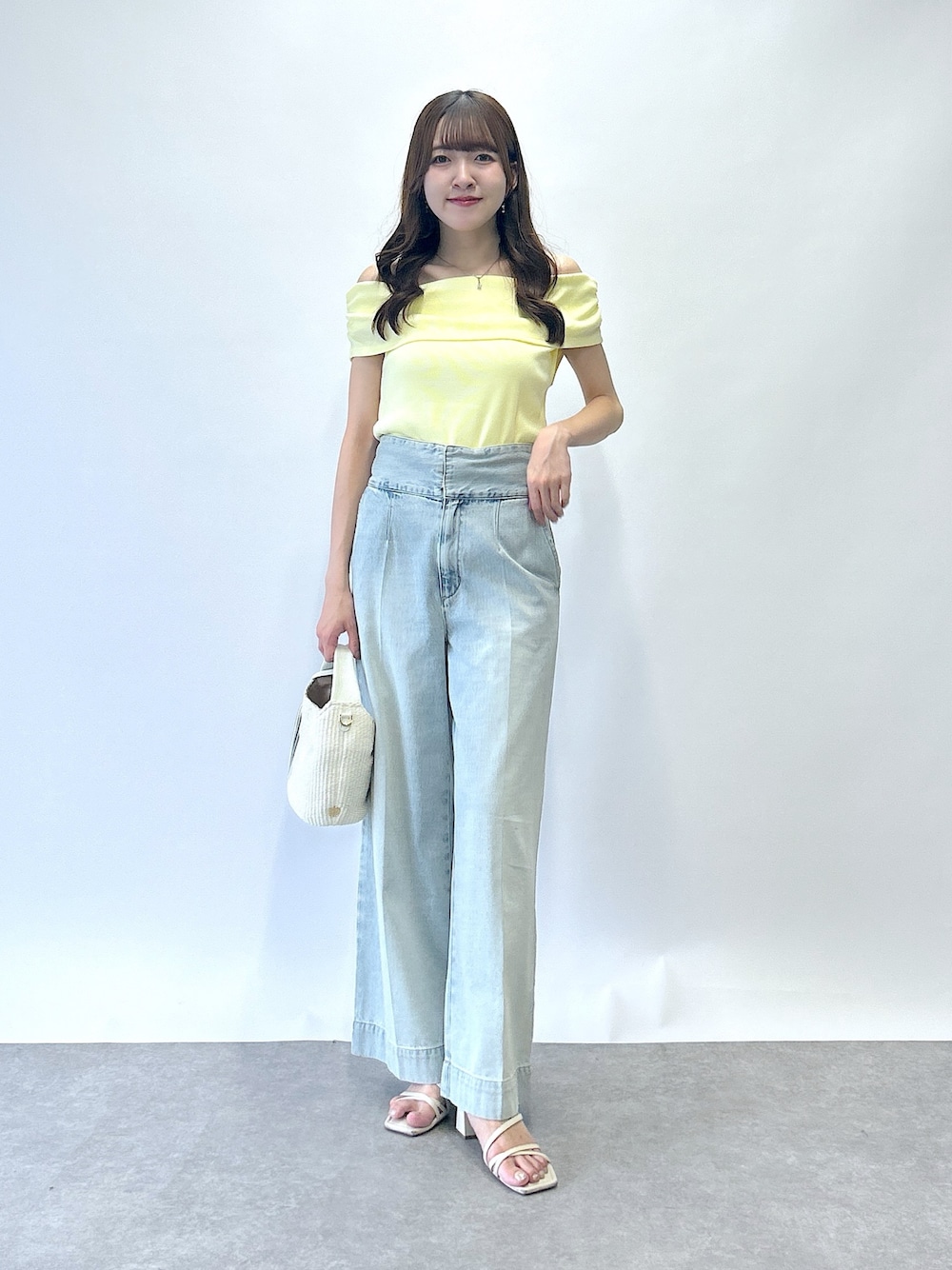 「イエロー、デニム、デニムパンツ、デニムコーデ、きれいめカジュアル、オトナカジュアル、シンプルカジュアル、パンツスタイル、おしゃれさんと繋がりたい、おでかけコーデ、キレイめ、オフショル、オフショルダー」｜「La boutique BonBonの【美人見えカットソー】オフショルテレコカットソー（Tシャツ/カットソー、イエロー系）」を使った、Sanaさん（骨格ウェーブ・レディース・163cm）の夏コーディネートの1枚目の写真