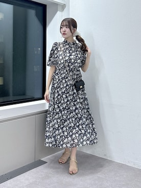 「La boutique BonBon（ラブティックボンボン）の【愛されワンピース】フラワープリントバルーンスリーブワンピース（ワンピース、ブルー系）」を使った、Sanaさん（レディース・163cm）の春コーディネート