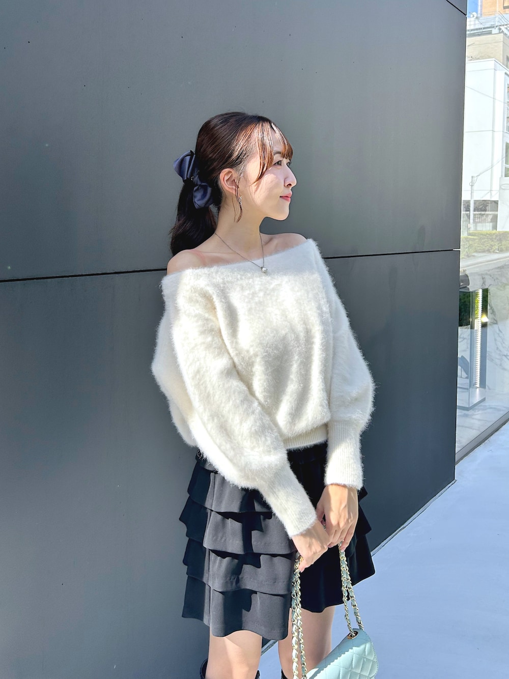 「ニット、オフショル、大人可愛い、ショートパンツ、ティアード、ショート丈、ロングブーツ、骨格ウェーブ、おしゃれさんと繋がりたい、アパレルスタッフ、オトナカワイイ、ブラック、ポニーテール、163cm」｜「La boutique BonBonのヘアリーウールカシミヤ混オフショルニット（ニット/セーター、ホワイト系）」を使った、Sanaさん（骨格ウェーブ・レディース・163cm）の秋コーディネートの1枚目の写真
