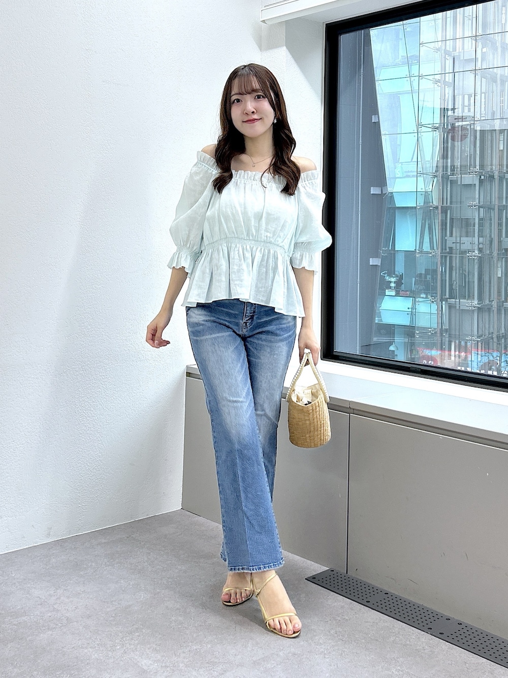 グリーン系のシャツ/ブラウス、ブルー系のデニムパンツを着用したレディースの春コーディネートの1枚目の写真