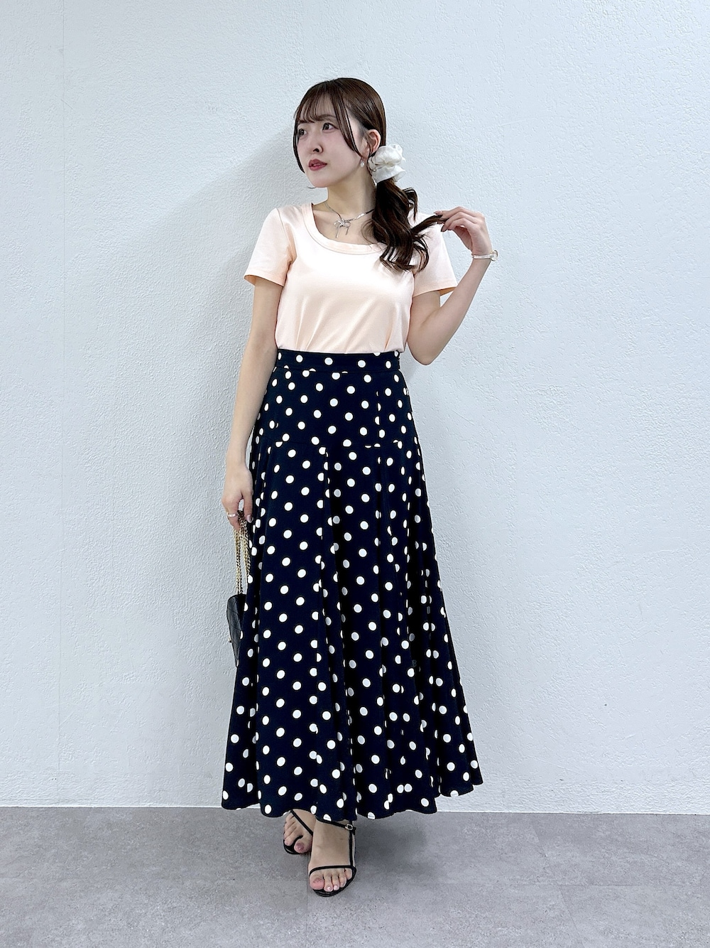 ピンク系のTシャツ/カットソー、ブルー系のスカートを着用したレディースの春コーディネートの1枚目の写真