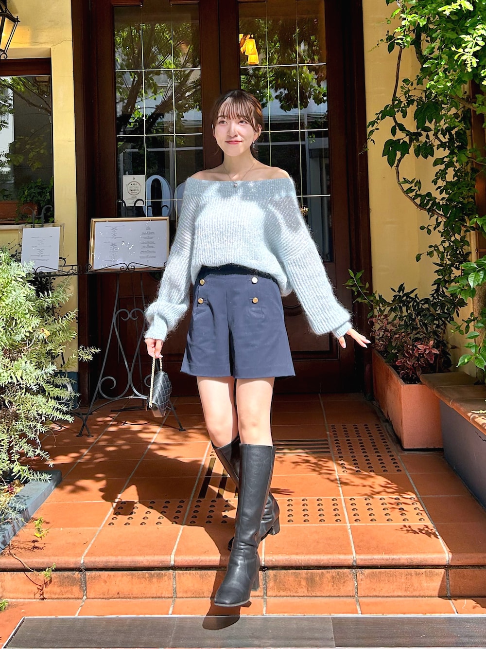 「パンツスタイル、ショートパンツ、マリンパンツ、ニット、オフショル、オフショルニット、骨格ウェーブ、ブルーコーデ、ブルー、ブルべ夏、アパレルスタッフ、おしゃれさんと繋がりたい、キラキラニット」｜「La boutique BonBonの【女子力UP】キッドモヘアラメクロップドニット（ニット/セーター、ブルー系）」を使った、Sanaさん（骨格ウェーブ・レディース・163cm）の秋コーディネートの1枚目の写真