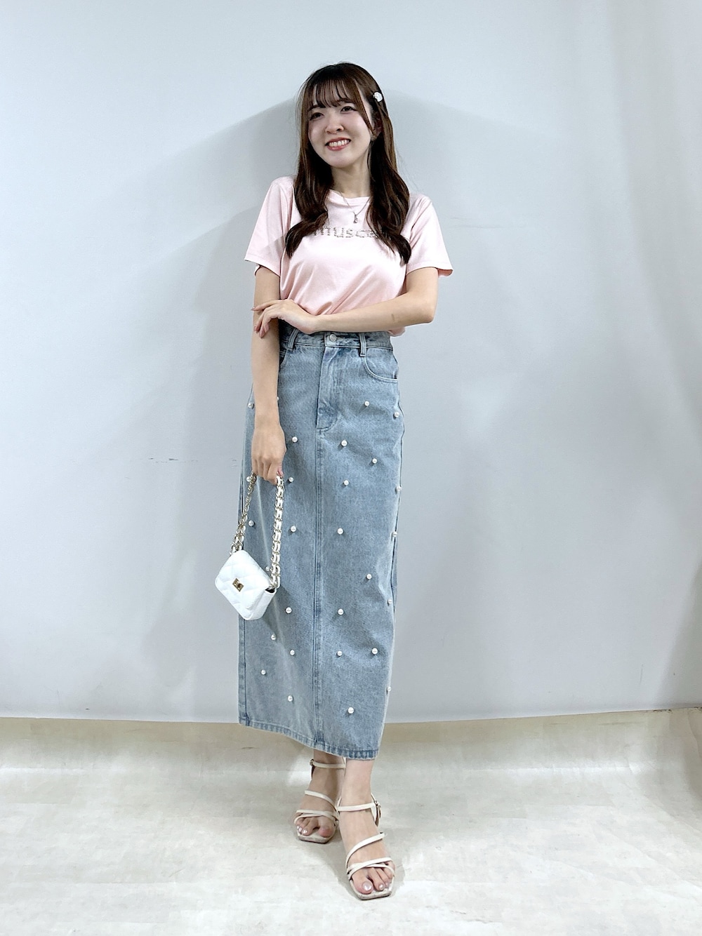 「Tシャツ、Tシャツ×デニム、Tシャツコーデ、デニム、デニムコーデ、デニムスカート」｜「La boutique BonBonの【最強愛されパールロゴ】パールモチーフクロップドTシャツ（Tシャツ/カットソー、ピンク系）」を使った、Sanaさん（骨格ウェーブ・レディース・163cm）の夏コーディネートの1枚目の写真