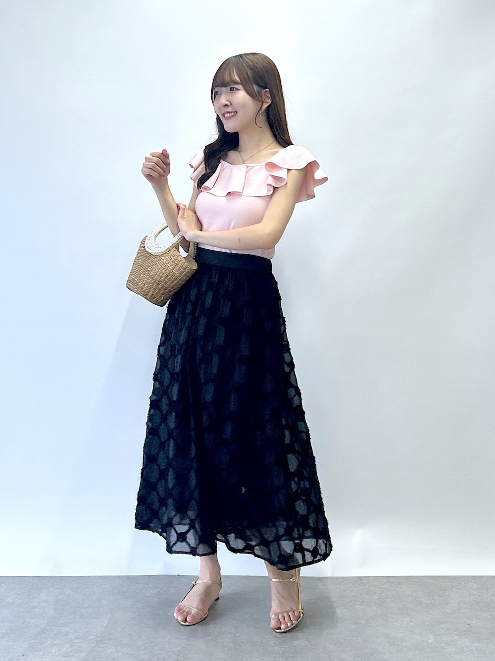「ニット、ピンク、スカート、夏服、夏コーデ、オトナ女子、春夏コーデ、ブラック」｜「La boutique BonBonの【スタッフKAZUMI監修カラー】クールタッチUVオフショルラッフルニット（ニット/セーター、ピンク系）」を使った、Sanaさん（骨格ウェーブ・レディース・163cm）の夏コーディネートの1枚目の写真