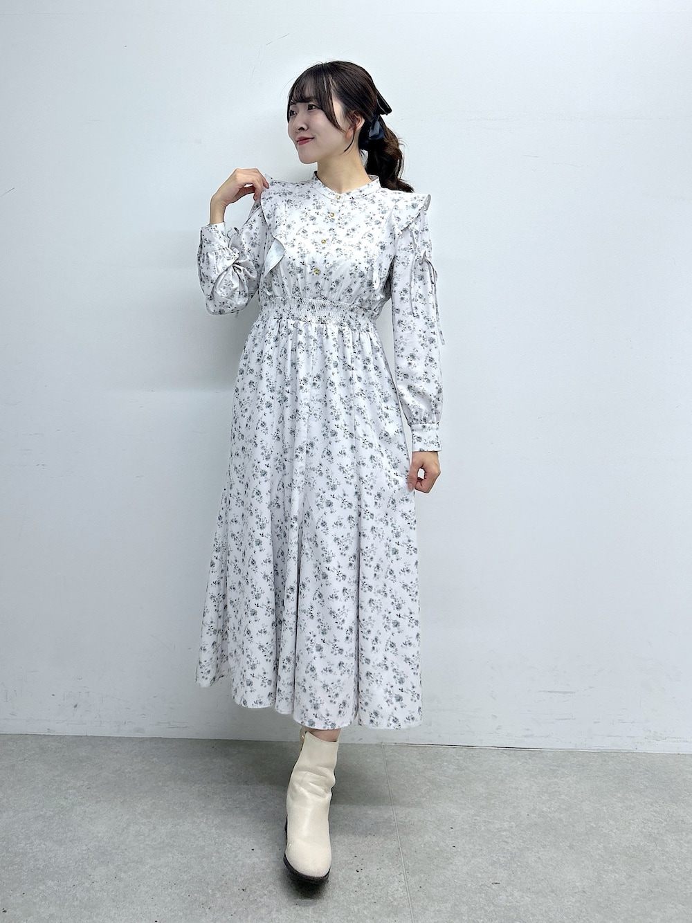 グレー系のワンピースを着用したレディースの冬コーディネートの1枚目の写真