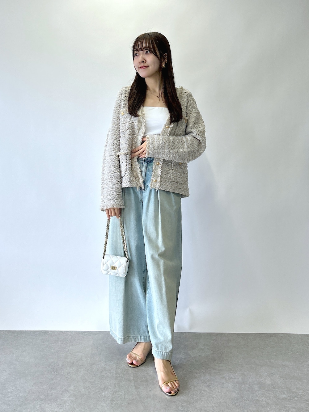 「シンプルスタイル、おでかけコーデ、パンツコーデ、ラクチンコーデ、お洒落さんとつながりたい、ゆるコーデ」｜「La boutique BonBonのファンシーツイードニットジャケットカーディガン（ニット/セーター、ベージュ系）」を使った、Sanaさん（骨格ウェーブ・レディース・163cm）の夏コーディネートの1枚目の写真