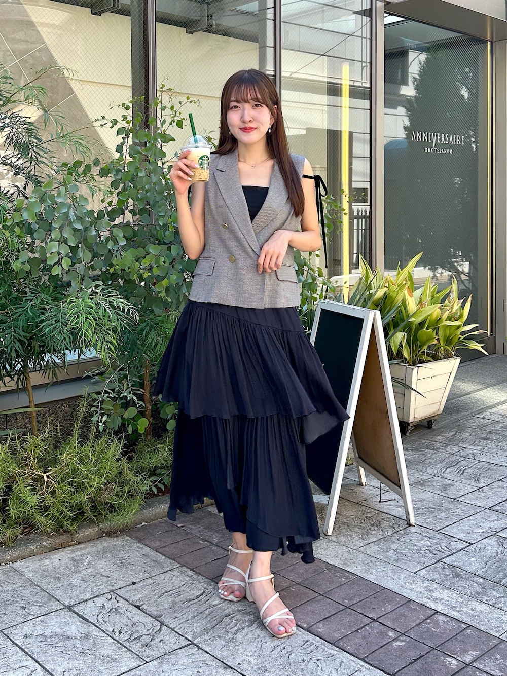 「ジレスタイル、ジレ、ジレコーデ、おでかけコーデ、きれいめコーデ、キレイめカジュアル、ティアードスカート、ベスト、ベストコーデ」｜「La boutique BonBonの【セットアップ可・シック＆キュート】ポプリンショートジレ（ベスト、ブラック系）」を使った、Sanaさん（骨格ウェーブ・レディース・163cm）の夏コーディネートの1枚目の写真