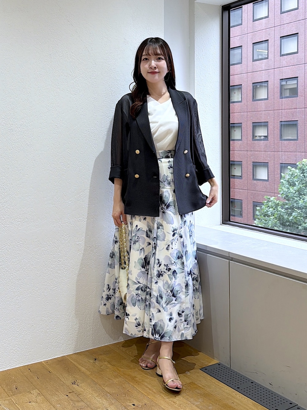 ホワイト系のシャツ/ブラウス、ホワイト系のスカートを着用したレディースの夏コーディネートの1枚目の写真