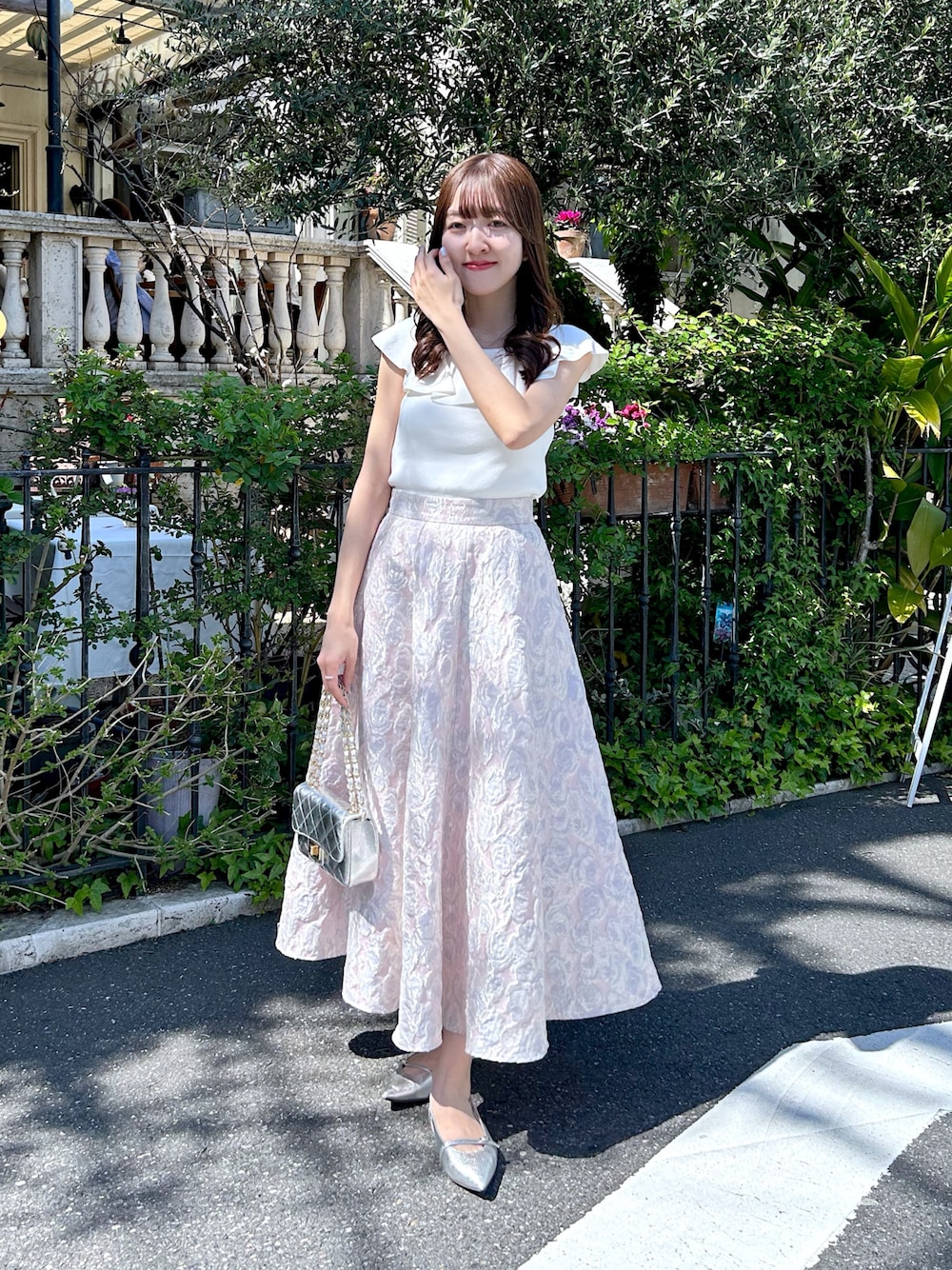 ホワイト系のニット/セーター、ピンク系のスカートを着用したレディースの春コーディネートの1枚目の写真