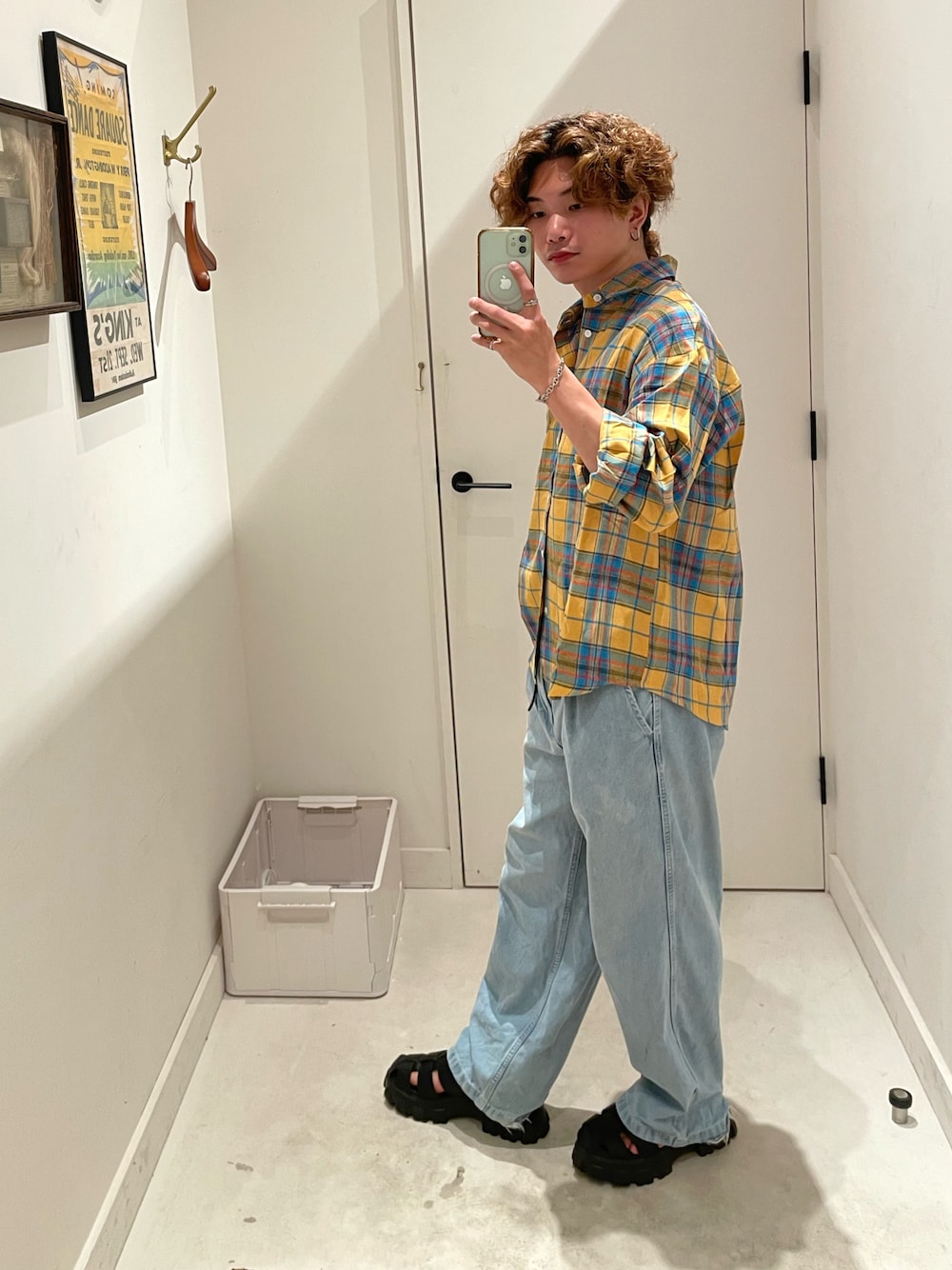 「チェックシャツ、黄色、青デニム、グルカサンダル、Gluck、UNIQLO、GU、RODEO CROWNS WIDE BOWL、おしゃれさんと繋がりたい、フォロー、イイネ、お気に入り登録お願いします♡、インスタもフォローお願いします」｜「GUのアイテム（デニムパンツ、ブルー系）」を使った、はるとさん（骨格ストレート・メンズ・162cm）の夏コーディネートの1枚目の写真
