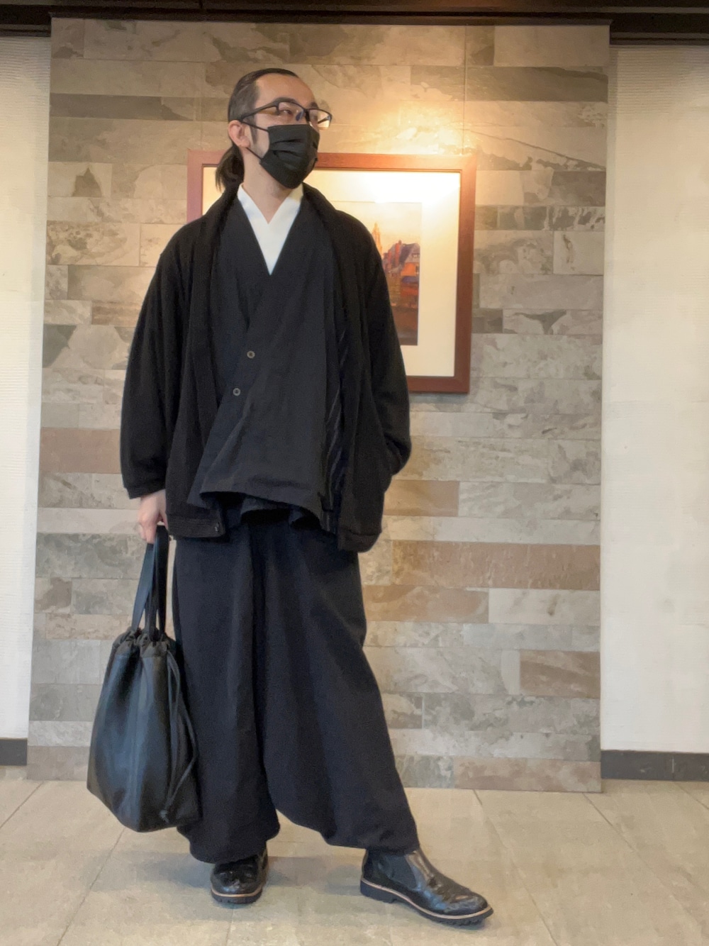「和装、和装男子、作務衣、作務衣男子、着物、着物男子、大人コーデ、シンプルコーデ、秋コーデ、ブラック、ワイドパンツ、カジュアル、革靴、カーディガン」｜「no brandのアイテム（ブーツ、ブラック系）」を使った、はらしまやぎおさん（メンズ・172cm）の秋コーディネートの1枚目の写真