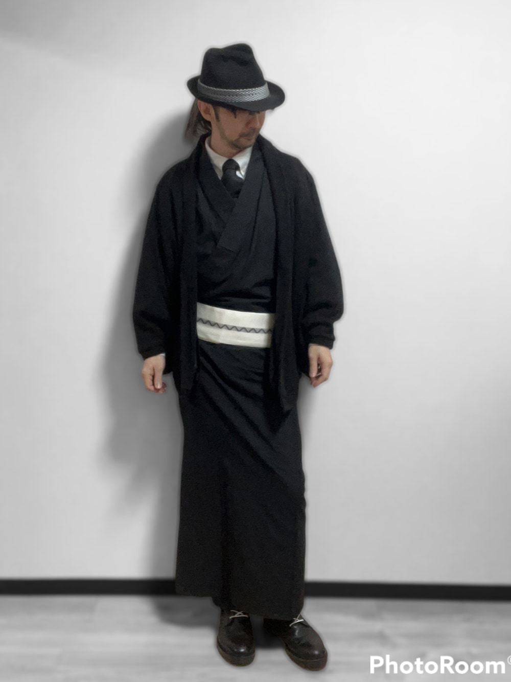 「着物、着物男子、和洋折衷、カーディガン、モノトーン、モノクロ、モード」｜「no brandのアイテム（ハット、ブラック系）」を使った、はらしまやぎおさん（メンズ・172cm）の冬コーディネートの1枚目の写真