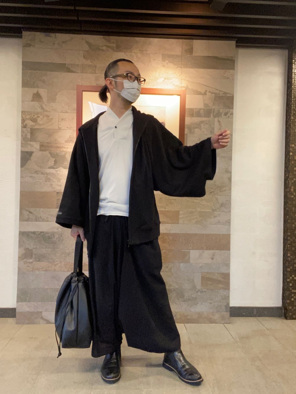 「カジュアルコーデ、和洋折衷、秋のコーデ、シンプルスタイル、メガネ男子、パーカー、着物、和装、着物男子、GU」｜「GUのアイテム（トートバッグ、ブラック系）」を使った、はらしまやぎおさん（メンズ・172cm）の秋コーディネートの1枚目の写真