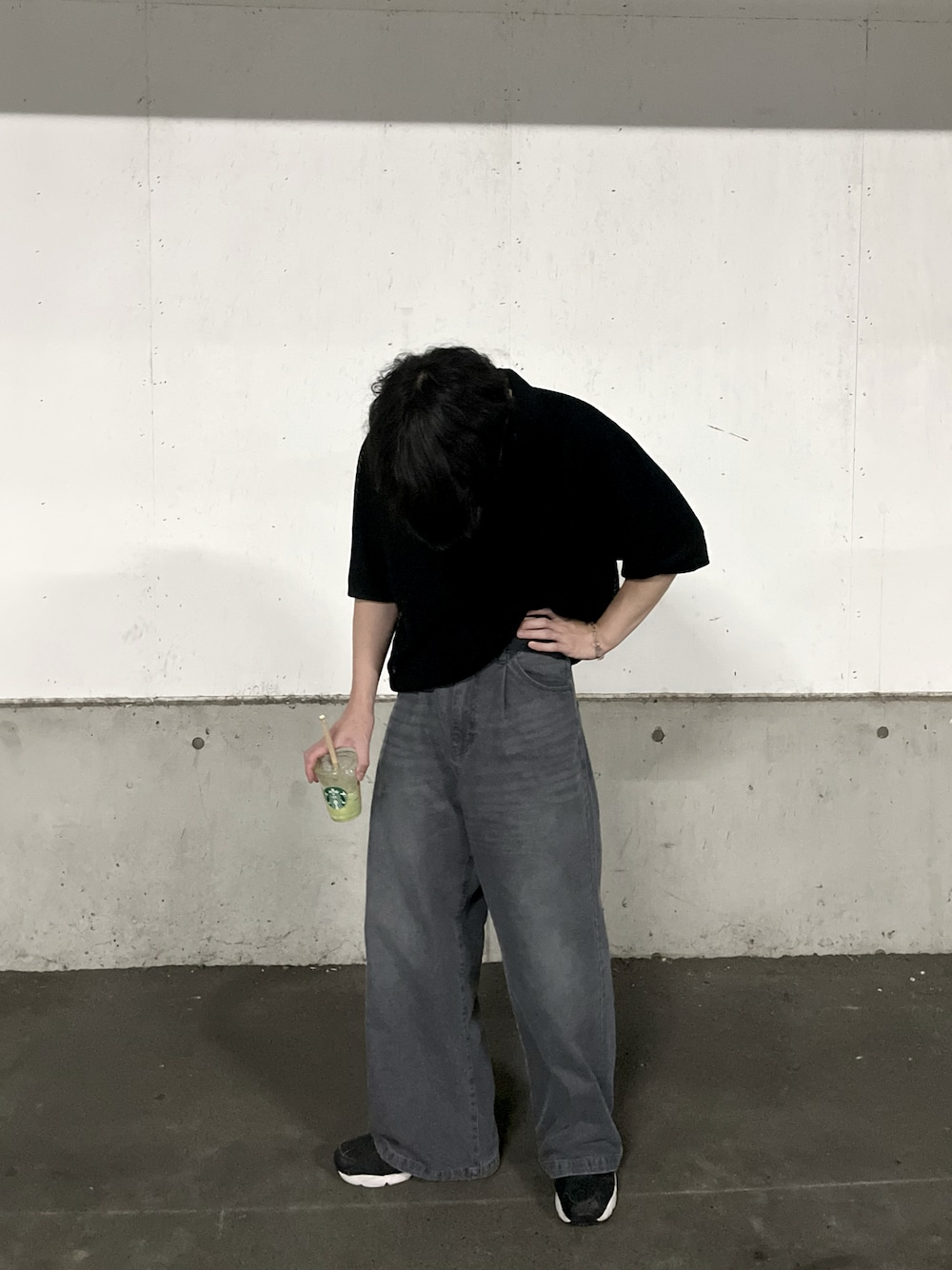 「デニム、デニムパンツ、今日のコーデ、ブラックデニム、シースルートップス、cussil、ワイドデニム、ワイドデニムパンツ、GU、GUコーデ、夏コーデ、カジュアル、ワイドパンツ」｜「GUのアイテム（ポロシャツ、ブラック系）」を使った、ゆぅさん（メンズ・176cm）の夏コーディネートの1枚目の写真