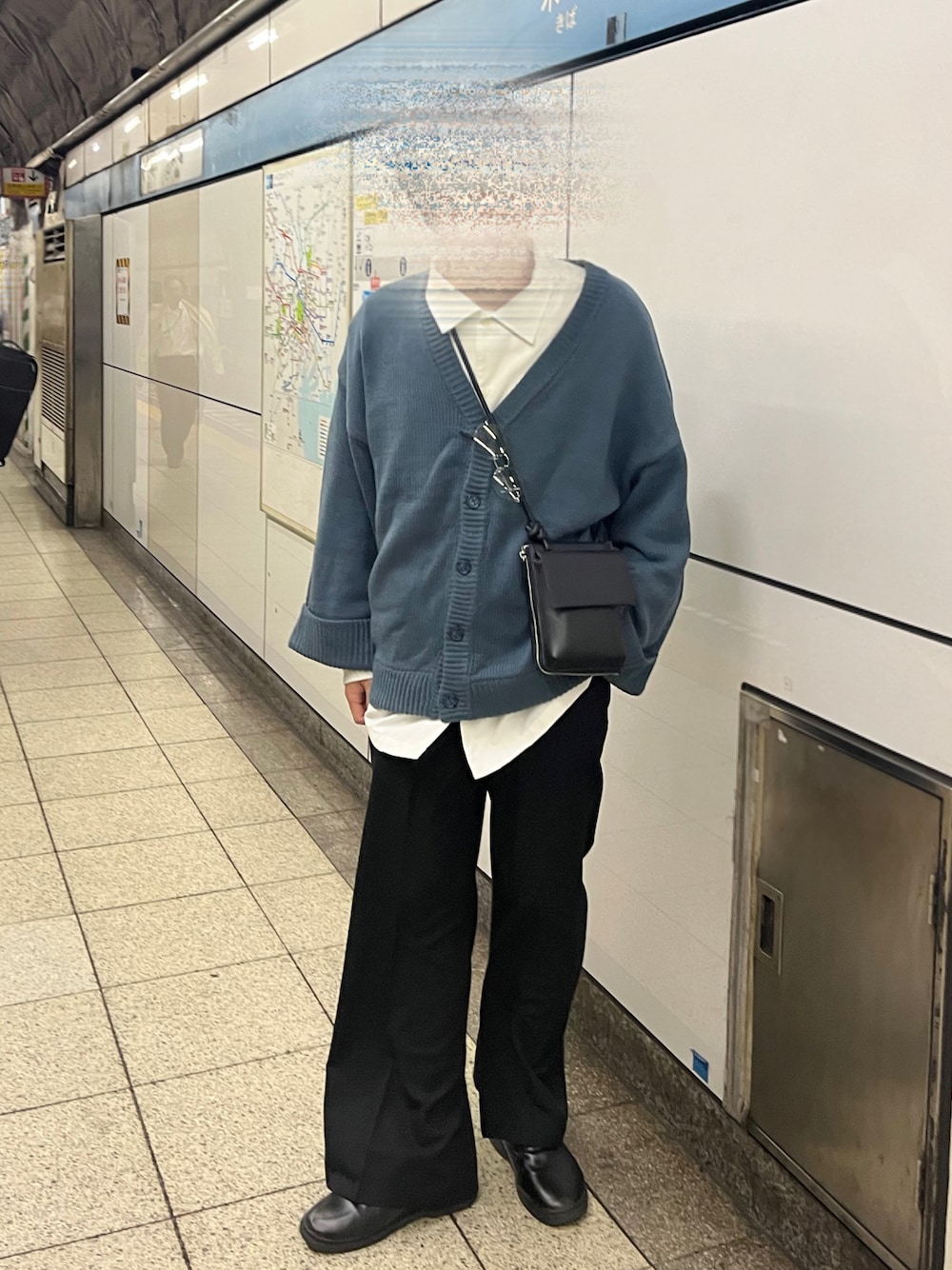 「秋コーデ、今日のコーデ、お出かけコーデ、おしゃれさんと繋がりたい、カーディガン、カーディガンコーデ、カーディガン男子、青カーディガン、青コーデ、LILL、adrer、ADRER、メンズファッション、メンズコーデ、フレアパンツ」｜「ADRERのdolman sleeve open color shirt/ドルマンスリーブオープンカラーシャツ（シャツ/ブラウス、ホワイト系）」を使った、ゆぅさん（メンズ・176cm）の秋コーディネートの1枚目の写真