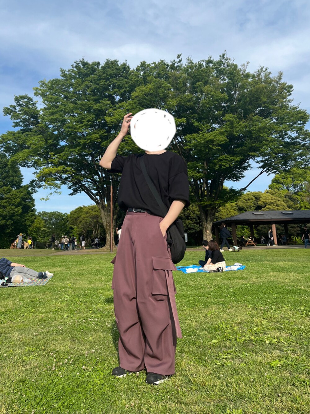 「春夏コーデ、メンズコーデ、シンプルスタイル、大人カジュアル、お洒落さんとつながりたい、カーゴパンツ、カーゴパンツコーデ、初夏コーデ、今日のコーデ、今日の服」｜「ADRERの【ADRER】extra quality 超 heavy cotton tough big T（Tシャツ/カットソー、ブラック系）」を使った、ゆぅさん（メンズ・176cm）の春コーディネートの1枚目の写真