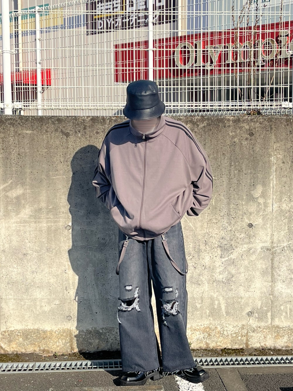 「メンズファッション、男ウケ、ファッション、バケハ、デニム、ワイドデニム、ダメージデニム、ダメージデニムパンツ、ジャケット、LILL、cussil、はるコーデ、春コーディネート、春コーデ、春服コーデ」｜「LILLのシンセティックレザーバケットハット（ハット、ブラック系）」を使った、ゆぅさん（メンズ・176cm）の冬コーディネートの1枚目の写真