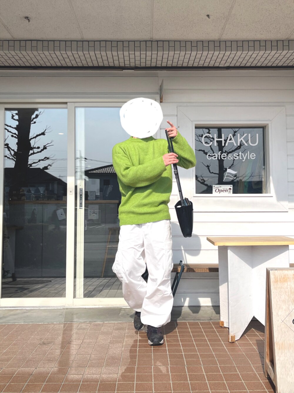 「メンズコーデ、キレイめコーデ、カーゴパンツ、ニットコーデ、ライム、ライムニット、adrer、ADRER、ADRERしか勝たん、adrerコーデ、ADRERコーデ、今日のコーデ、春服デビュー宣言、シンプルコーデ、ファッション好きと繋がりたい」｜「GUのアイテム（カーゴパンツ、ホワイト系）」を使った、ゆぅさん（メンズ・176cm）の春コーディネートの1枚目の写真