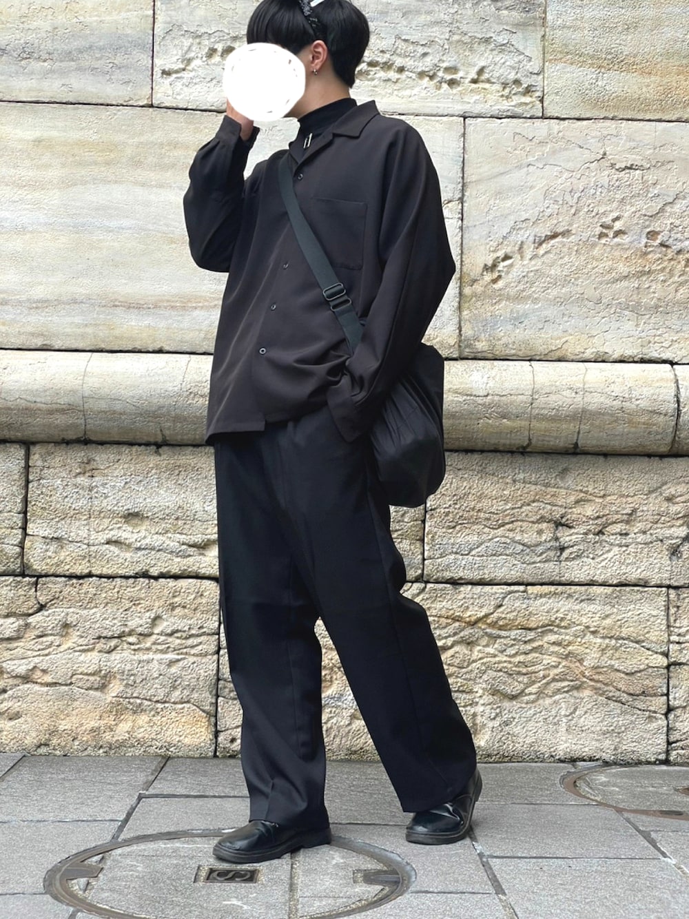 「おしゃれさんと繋がりたい、シンプルコーデ、メンズファッション、ディズニーコーデ、ディズニーシー、オールブラック、オールブラックコーデ、adrer、ADRER、ADRERしか勝たん、adrerコーデ、ADRERコーデ、お出かけコーデ日記、オールブラックディズニー」｜「JUNREDのライトスルーベーシックルーズシャツ（シャツ/ブラウス、ブラック系）」を使った、ゆぅさん（メンズ・176cm）の春コーディネートの1枚目の写真