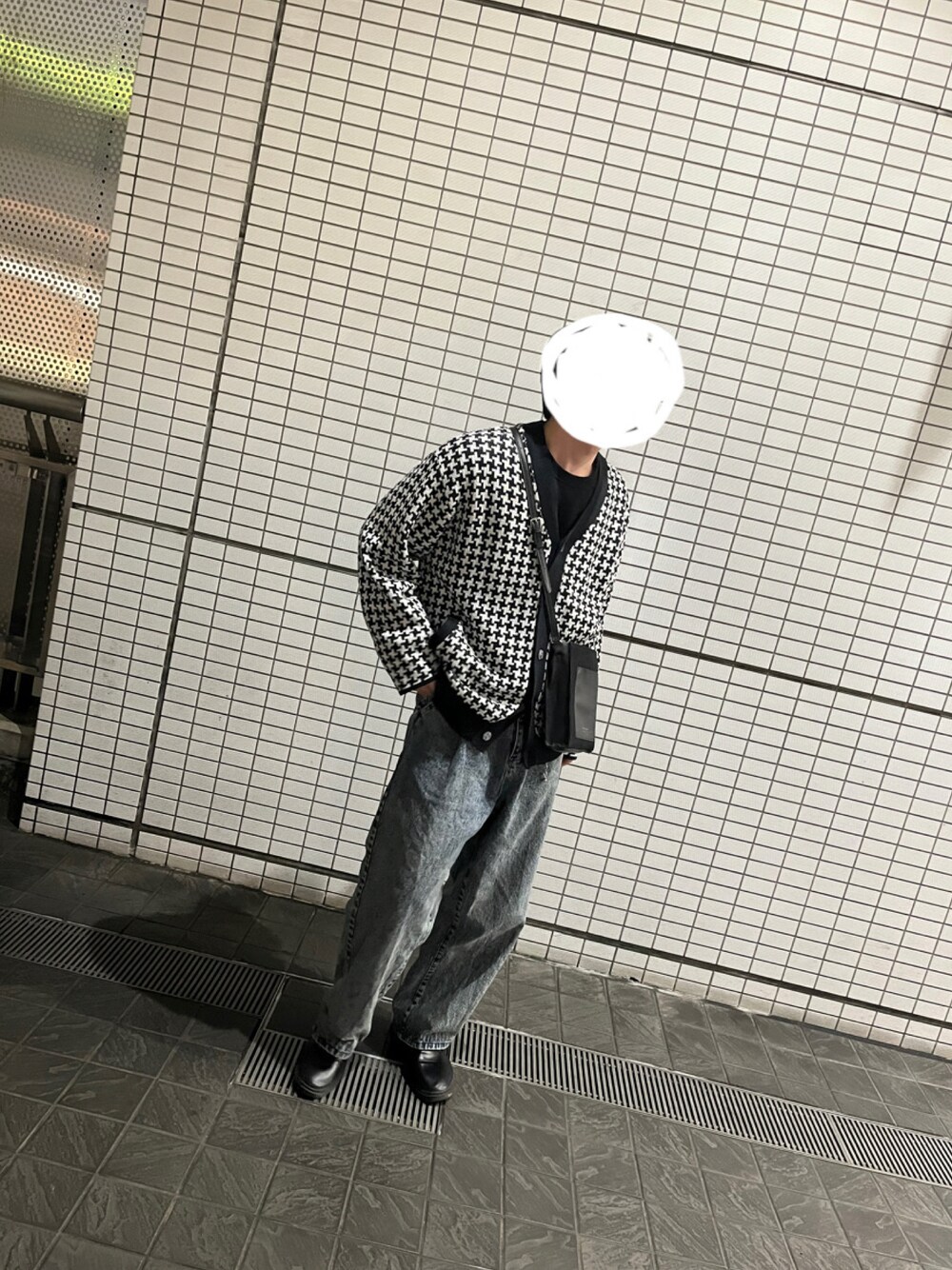 「シンプルスタイル、きれいめカジュアル、オーバーサイズ、ビッグシルエット、今日のコーデ、モノトーンコーデ、シンプル、ワイドパンツ、ファッション好きと繋がりたい、ブラック、adrer、ADRER、ADRERコーデ」｜「ADRERの【ADRER】ヴィンテージメイクワイドテーパードデニム（デニムパンツ、ベージュ系）」を使った、ゆぅさん（メンズ・176cm）の冬コーディネートの1枚目の写真