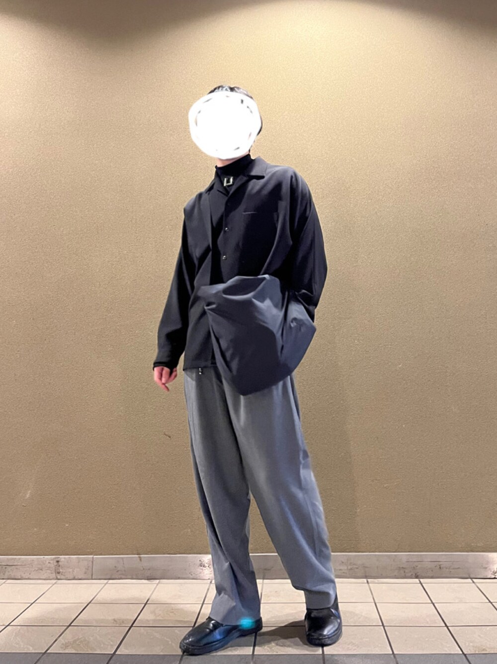 「メンズファッション、モノトーン、モノトーンコーデ、ハイネック、ハイネックトップス、ショルダーバッグ、ハイネックコーデ、お洒落さんとつながりたい、きれいめカジュアル、adrer、ADRER、ADRERしか勝たん、adrerコーデ、ADRERコーデ」｜「ADRERの【ADRER】metal charm long high neck top/メタルチャームロングハイネックトップ（Tシャツ/カットソー、ブラック系）」を使った、ゆぅさん（メンズ・176cm）の春コーディネートの1枚目の写真