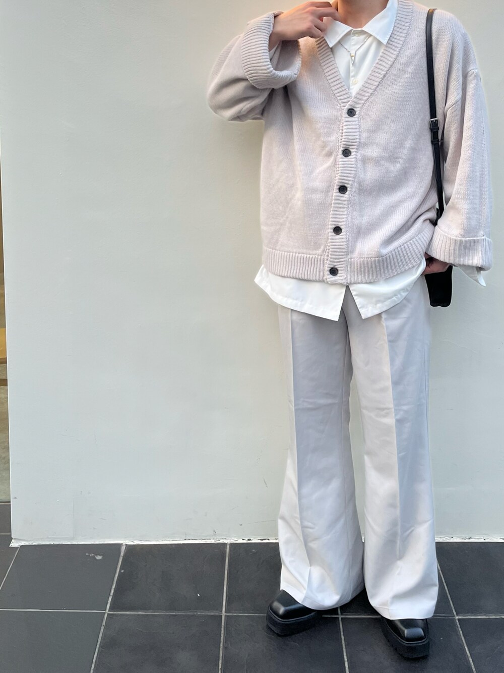 「お出かけコーデ、シンプル、白ニット、白シャツ、白パンツ、ブーツ、盛れブーツ、盛れるブーツ、adrer、ADRER、LILL、cussil、カフェコーデ、お洒落さんとつながりたい、モノトーン」｜「ADRERのdolman sleeve open color shirt/ドルマンスリーブオープンカラーシャツ（シャツ/ブラウス、ホワイト系）」を使った、ゆぅさん（メンズ・176cm）の冬コーディネートの1枚目の写真