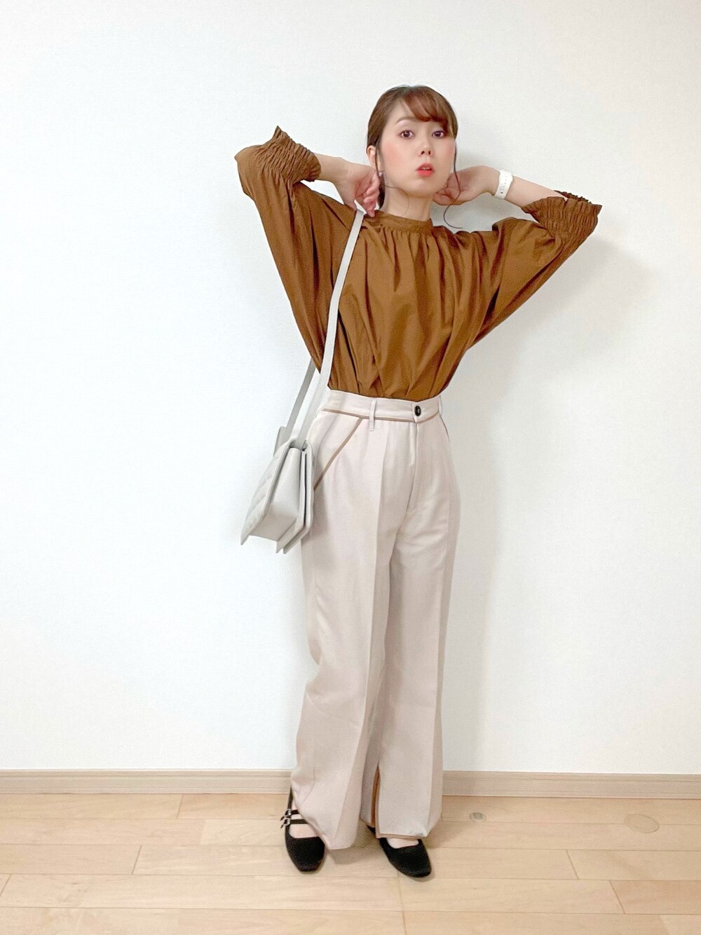 ベージュ系のその他パンツ、ブラウン系のシャツ/ブラウス、ベージュ系のバッグを着用したレディースの春コーディネートの1枚目の写真