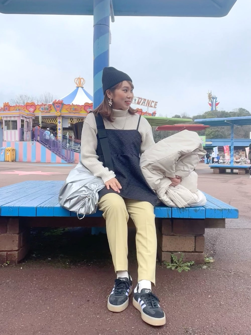 ブラック系のキャミソール、イエロー系のその他パンツ、シルバー系のショルダーバッグを着用したレディースの春コーディネートの1枚目の写真