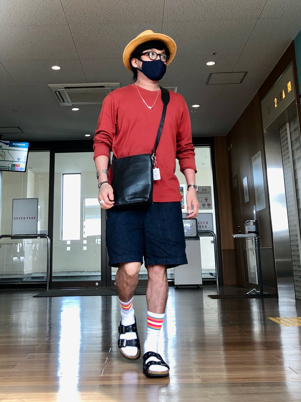 「パナマハット、めがね、ロンT、ハーフパンツ、レザーサンダル、レザーバッグ、アクセサリー、オトナカジュアル、ラインソックス、ファミマ靴下、赤、borsalino、OLIVER PEOPLES、プチプラ、9月」｜「BorsalinoのSIZE : L（ハット、ベージュ系）」を使った、*shu*さん（メンズ・171cm）の秋コーディネートの1枚目の写真