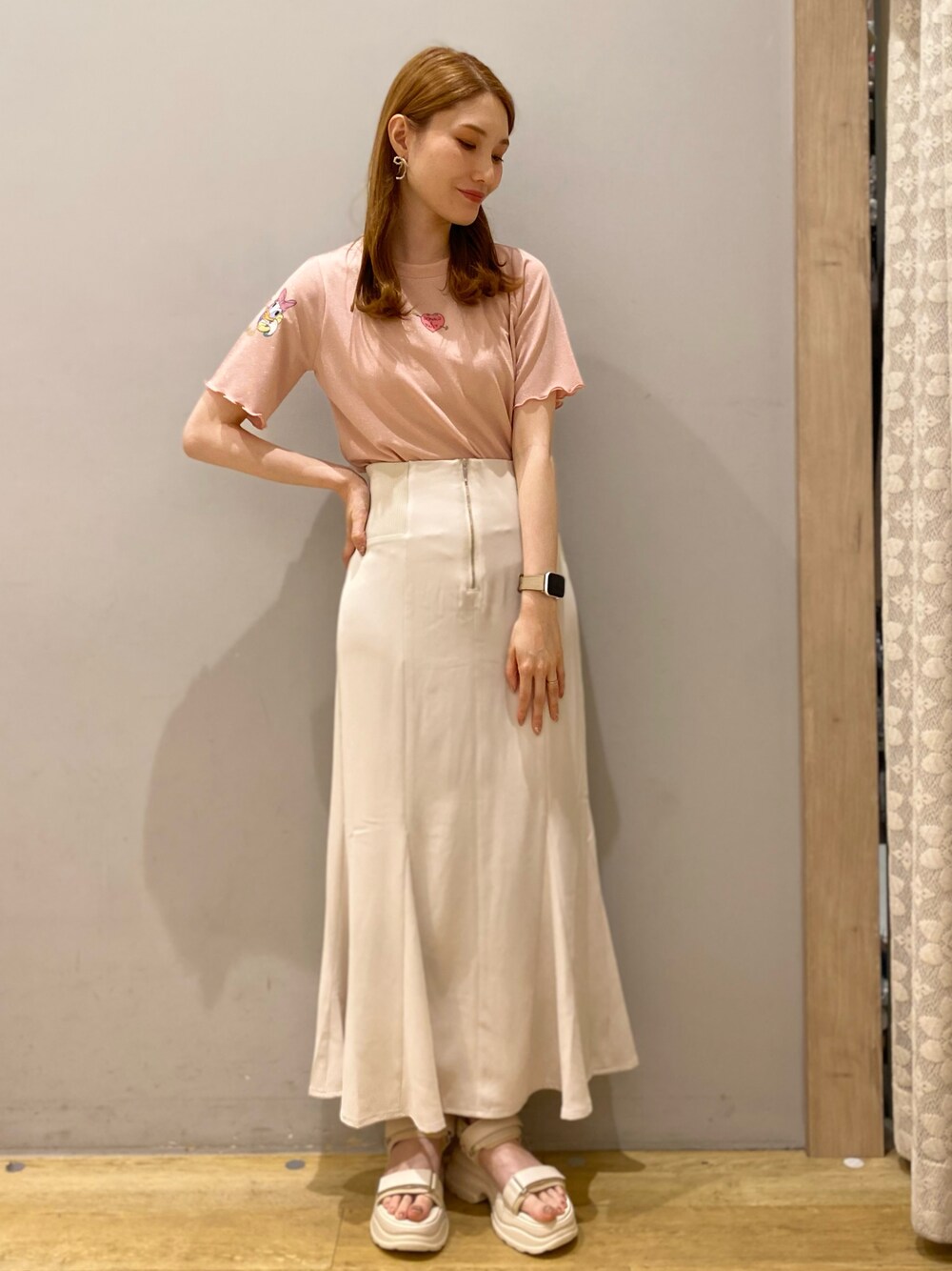 ベージュ系のサンダル、その他のスカート、ピンク系のTシャツ/カットソーを着用したレディースの夏コーディネートの1枚目の写真