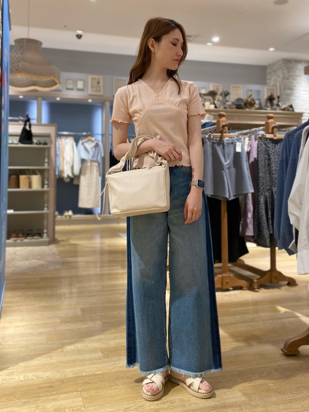 「サンダル、デニム、ピンク、Tシャツ、夏コーデ」｜「earth music&ecologyのサイドラインデニムパンツ（デニムパンツ、ブルー系）」を使った、mizukiさん（レディース・160cm）の夏コーディネートの1枚目の写真