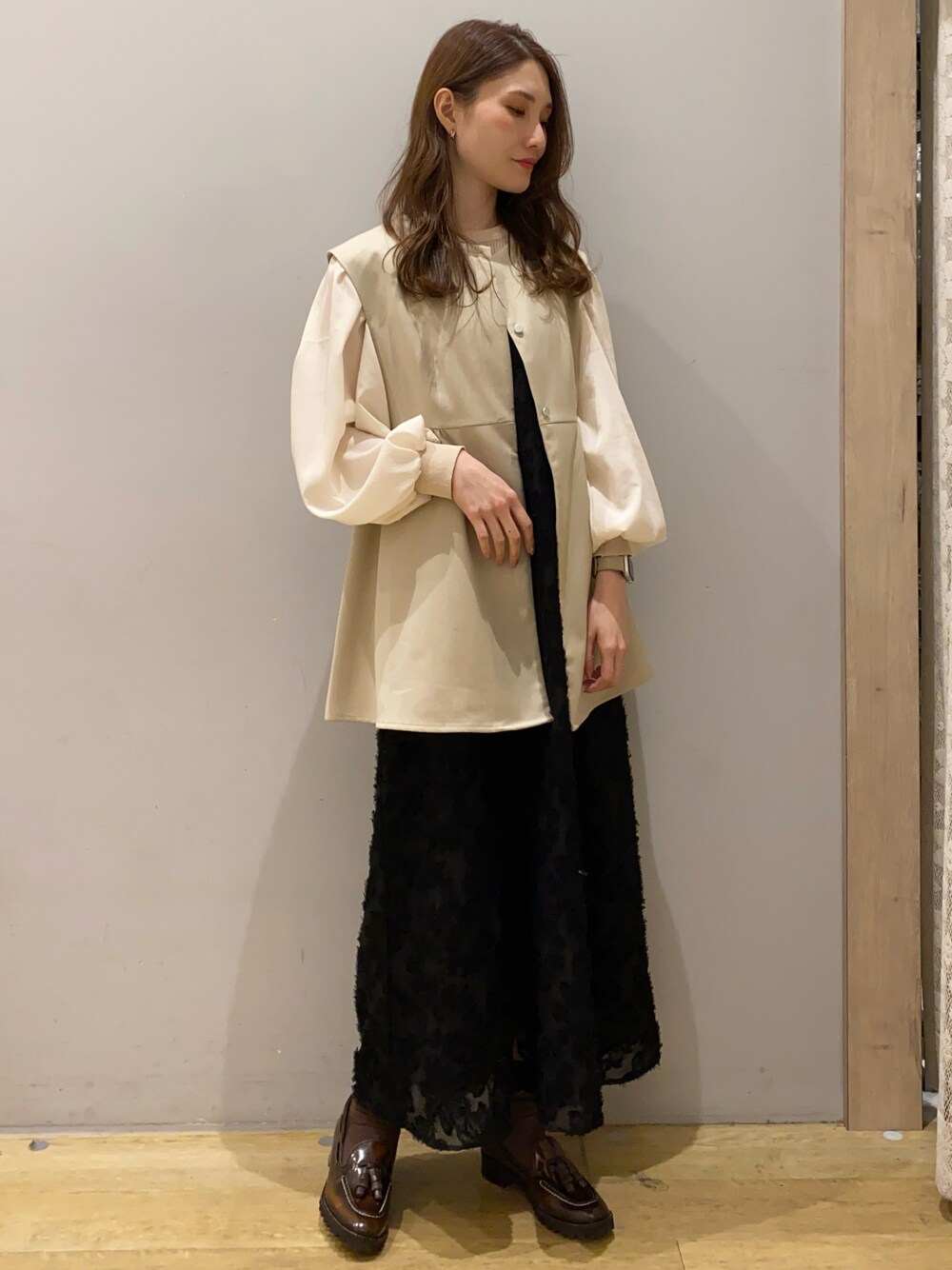 「ジレ、ぺプラム、キャミワンピ、お出かけコーデ、大人女子、春」｜「earth music&ecologyのペプラムジレ（ベスト、ベージュ系）」を使った、mizukiさん（骨格ウェーブ・レディース・160cm）の冬コーディネートの1枚目の写真