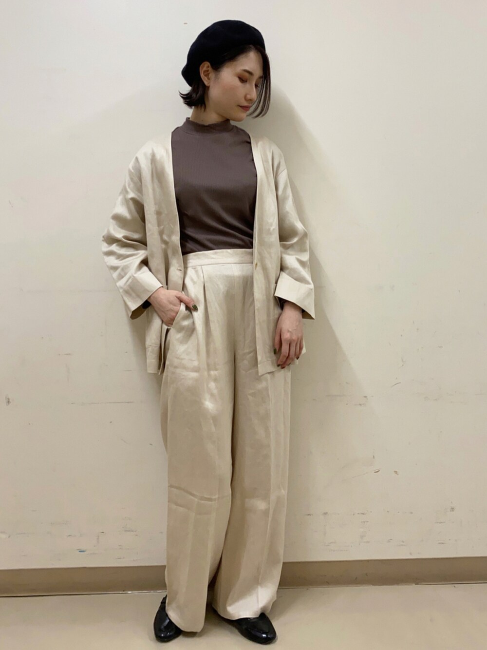 「ジャケット、セットアップ、ベレー帽、ベージュ、大人カジュアル、ワイドパンツ、ブラウン、パンツスタイル、プチプラコーデ、カジュアルコーデ」｜「earth music&ecologyのチェーン柄リブ長袖ハイネックプルオーバー ＊（Tシャツ/カットソー、ブラウン系）」を使った、mizukiさん（レディース・160cm）の秋コーディネートの1枚目の写真
