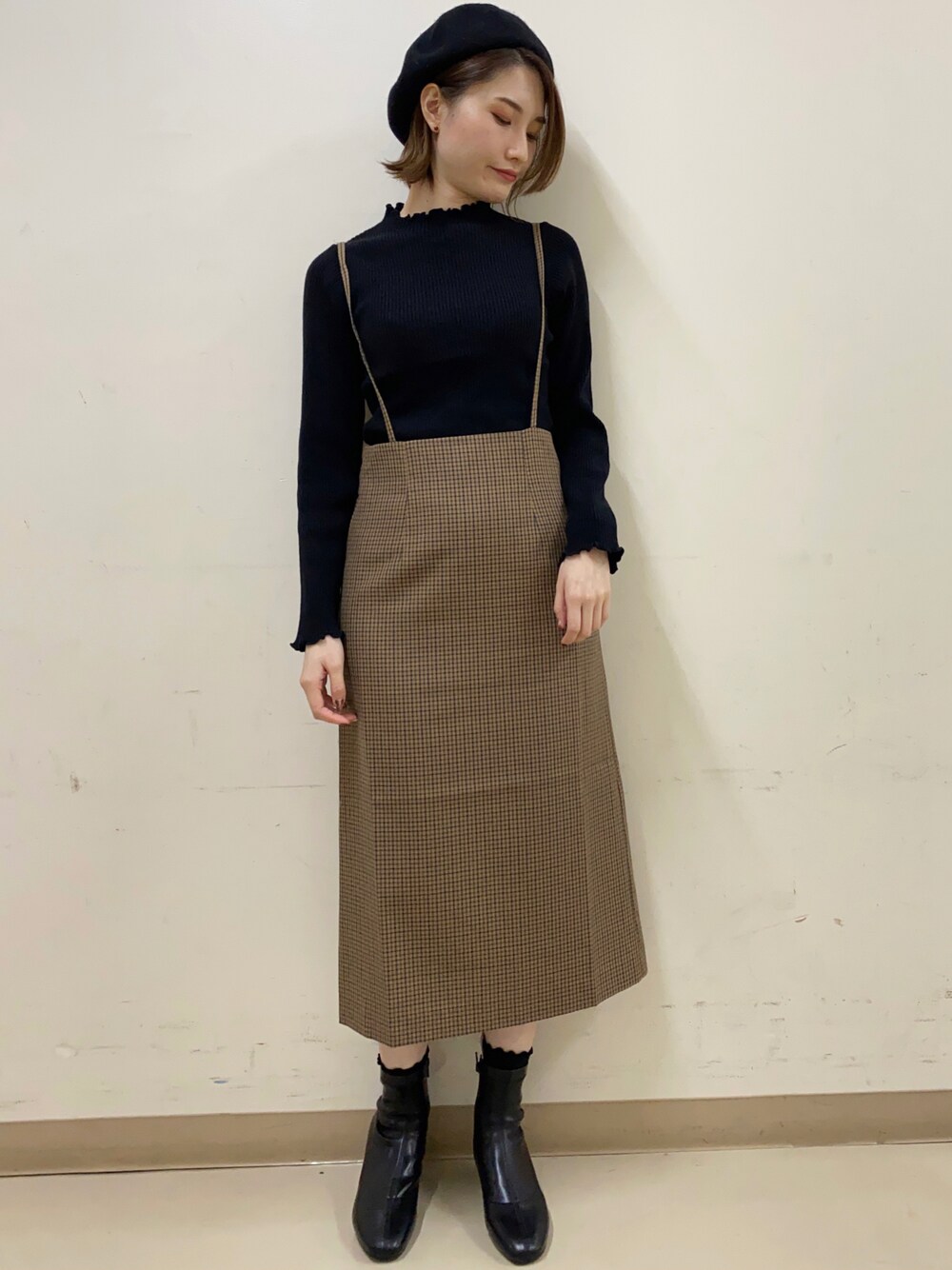 「チェック、タイトスカート、ニット、ブラック、ベレー帽、サスペンダー、ショートブーツ、リブニット、ガンクラブチェック、タイトシルエット」｜「earth music&ecologyのORiental TRaffic ストレッチブーツ（ブーツ、ブラック系）」を使った、mizukiさん（レディース・160cm）の秋コーディネートの1枚目の写真