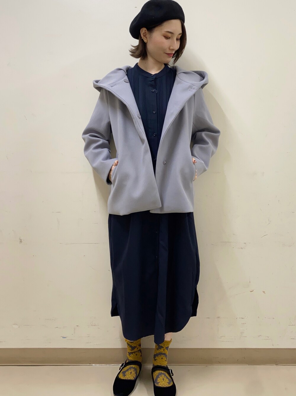「カジュアル、ワントーンコーデ、冬コーデ、プチプラ、シャツワンピ、大人女子、ootd、カジュアルコーデ、ゆるコーデ、オトナ女子」｜「earth music&ecologyのバスクベレー（帽子、ブラック系）」を使った、mizukiさん（レディース・160cm）の秋コーディネートの1枚目の写真