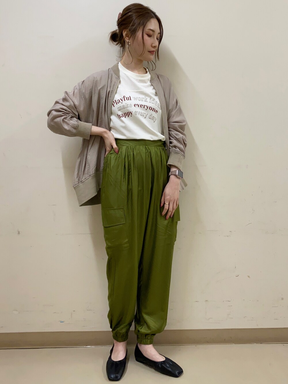 「ロゴT、カジュアル、MA-1、大人カジュアル、カーゴパンツ、大人コーデ、パンツスタイル、春カラー、春コーデ、ゆるコーデ」｜「earth music&ecologyのヨーク切り替ロゴロンＴ*（Tシャツ/カットソー、ホワイト系）」を使った、mizukiさん（レディース・160cm）の春コーディネートの1枚目の写真