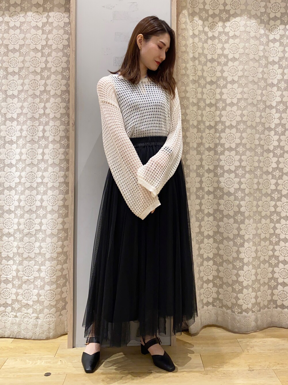 「ブラック、モノトーン、チュールスカート、大人カジュアル、春、春夏コーデ、シースルー、ミュール、大人可愛い、透かし編みニット」｜「earth music&ecologyのレーシーニットプルオーバー（ニット/セーター、ホワイト系）」を使った、mizukiさん（骨格ウェーブ・レディース・160cm）の春コーディネートの1枚目の写真