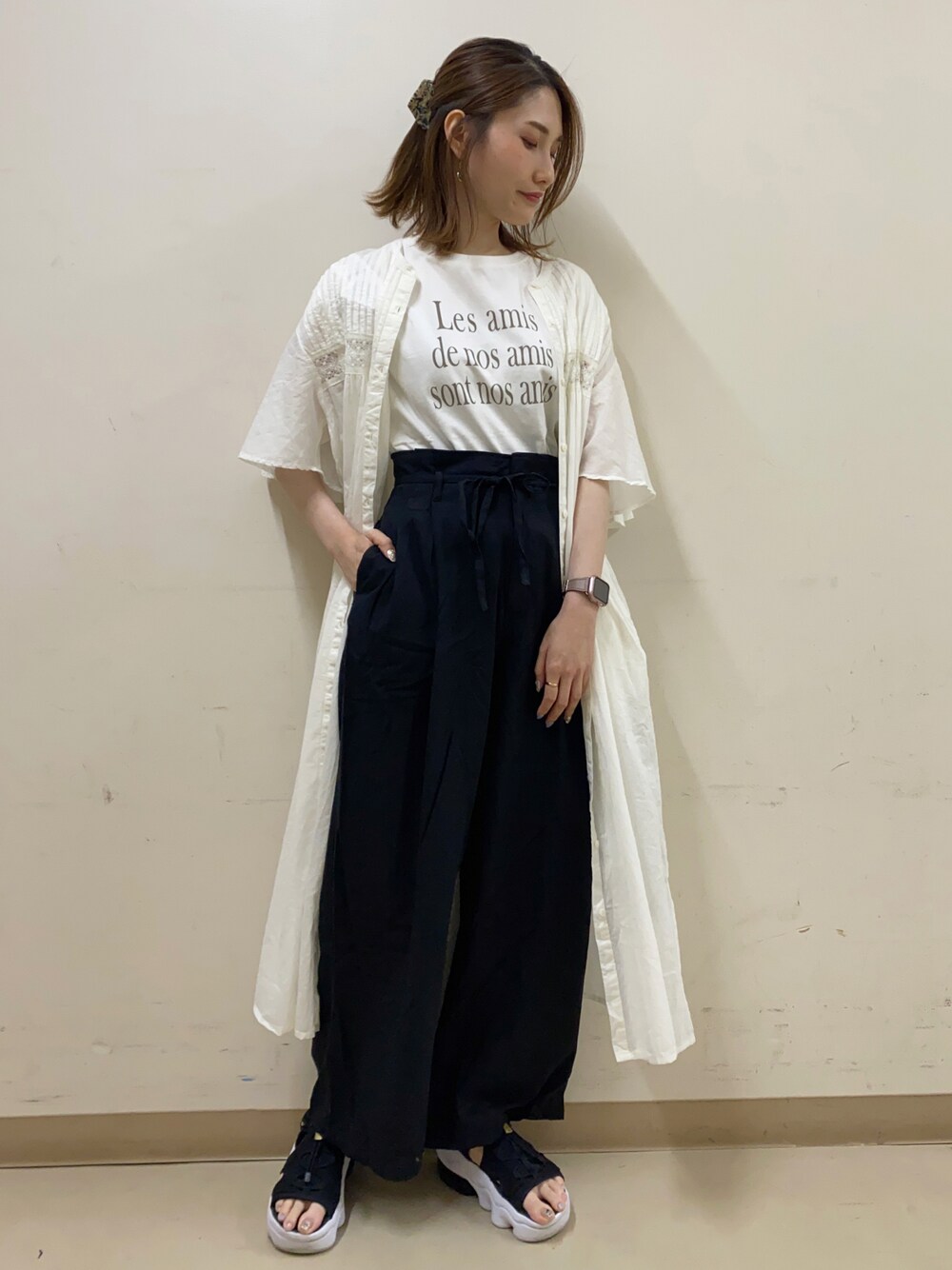 「ロゴT、シンプル、モノトーン、大人カジュアル、お出かけコーデ、シャツワンピ、リラックススタイル、ラクチンコーデ、スポーツサンダル、エアマックスココ」｜「earth music&ecologyのペーパーバックパンツ（ツイル）*（その他パンツ、ブラック系）」を使った、mizukiさん（レディース・160cm）の春コーディネートの1枚目の写真