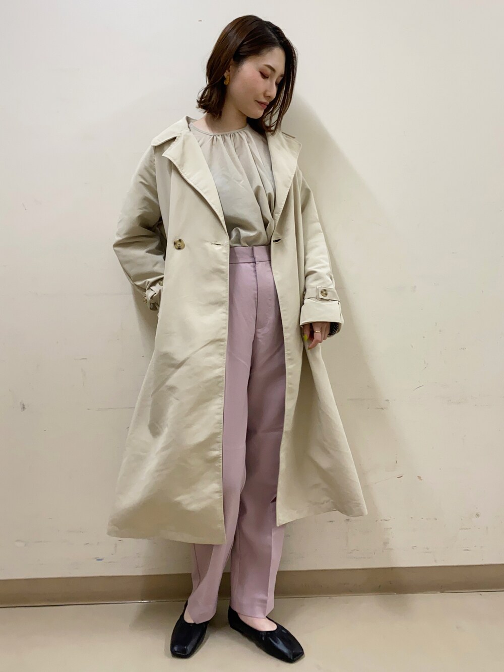 「テーパードパンツ、ブラウス、キレイめ、大人コーデ、ラベンダー、パンツスタイル、春コーデ、プチプラコーデ、淡色コーデ、はるコーデ」｜「ORiental TRafficのORiental TRaffic ギャザーパンプス（パンプス、ブラック系）」を使った、mizukiさん（レディース・160cm）の春コーディネートの1枚目の写真