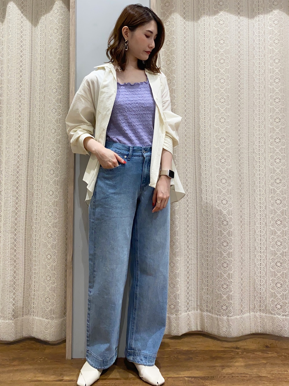 「デニム、シンプル、白シャツ、夏、パンツスタイル、シャツスタイル、オトナカジュアル、オトナカワイイ、骨格ウェーブ、秋服準備はじめました」｜「earth music&ecologyのジャガードメロータンクトップ（タンクトップ、パープル系）」を使った、mizukiさん（レディース・160cm）の夏コーディネートの1枚目の写真
