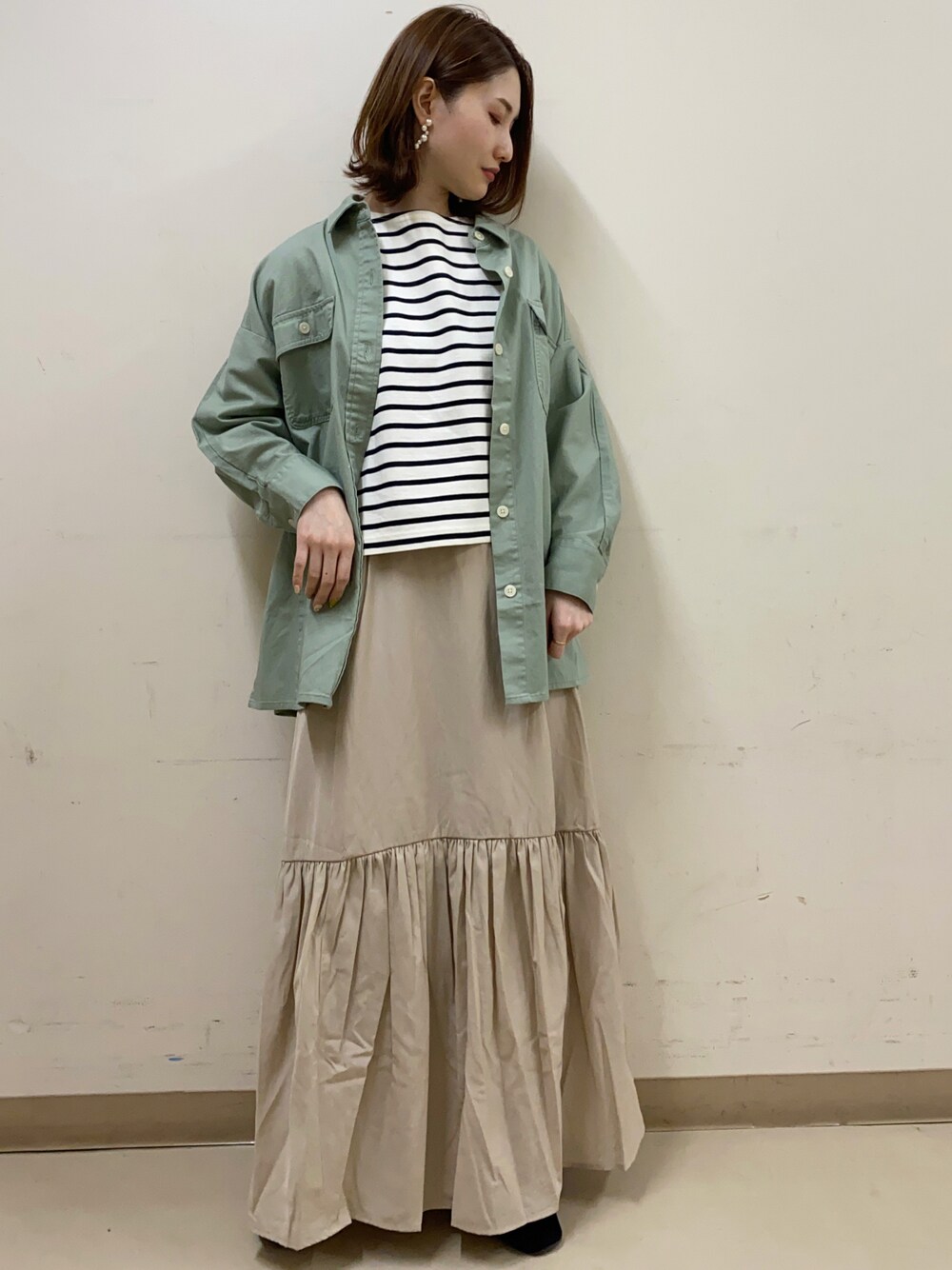 「カジュアル、大人カジュアル、カーキ、春服、シンプルコーデ、春コーデ、プチプラコーデ、カジュアルコーデ、オトナ女子、春服みてみて」｜「earth music&ecologyのカバーアップブルゾン＊（ブルゾン、グリーン系）」を使った、mizukiさん（レディース・160cm）の春コーディネートの1枚目の写真