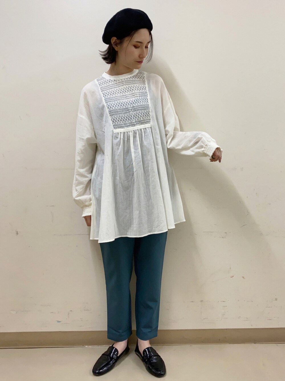「テーパードパンツ、ベレー帽、カラーパンツ、ローファー、大人カジュアル、パンツスタイル、プチプラコーデ、カジュアルコーデ、秋コーデ、オトナ女子」｜「earth music&ecologyの【WEB限定】スモッキングチュニック ＊（シャツ/ブラウス、ホワイト系）」を使った、mizukiさん（レディース・160cm）の秋コーディネートの1枚目の写真