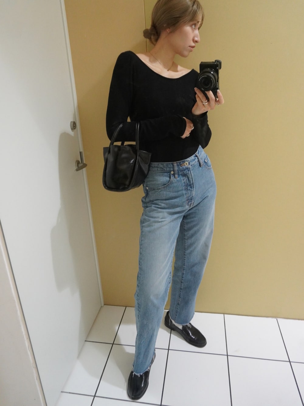 ブラック系のローファーを着用したレディースの春コーディネートの1枚目の写真