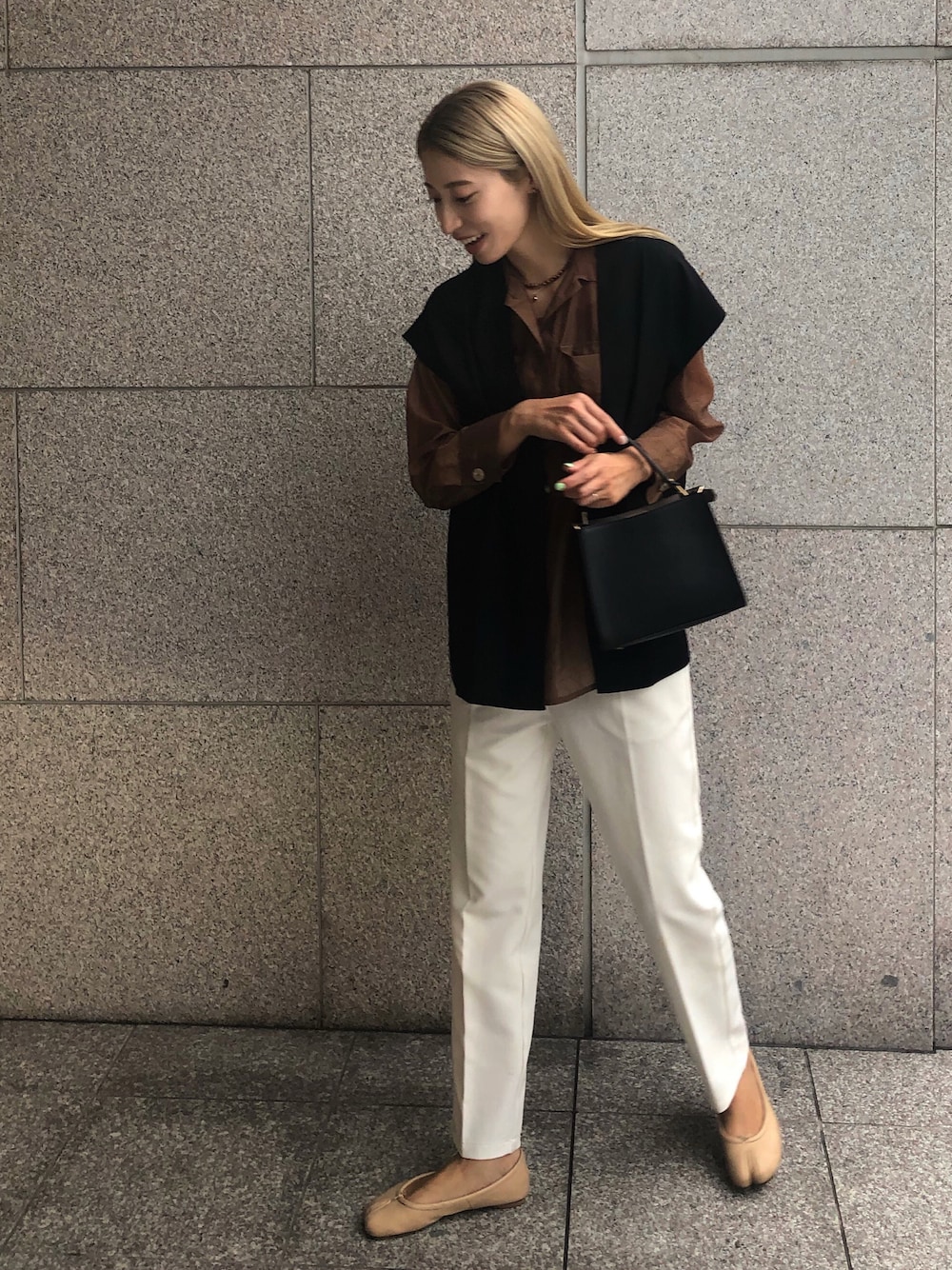ブラウン系のシャツ/ブラウス、ホワイト系のショルダーバッグ、ホワイト系のその他パンツを着用したレディースの秋コーディネートの1枚目の写真