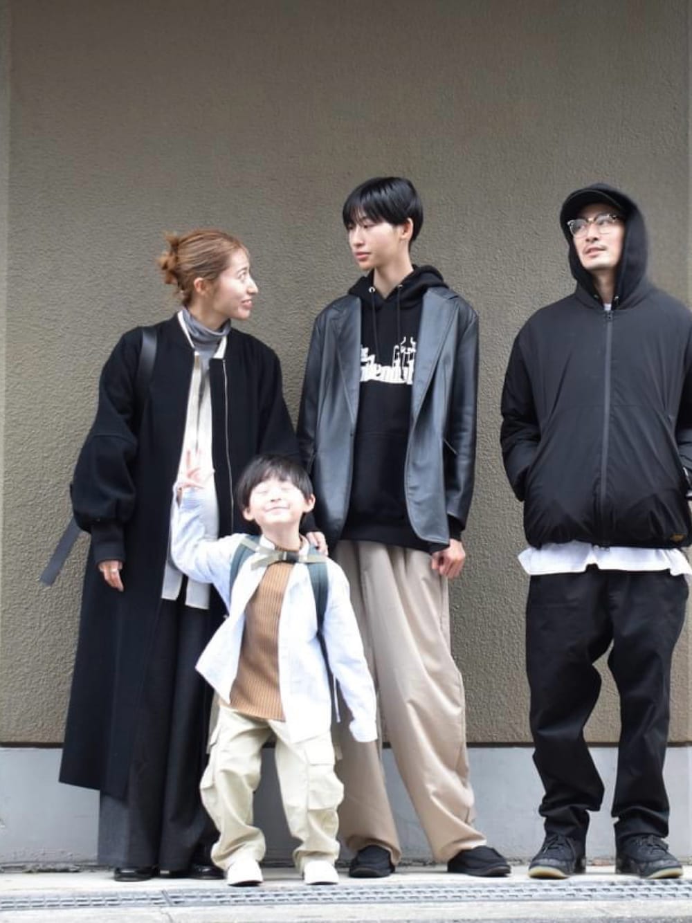 「ショルダーバッグ、オトナ女子、スニーカーコーデ、家族コーデ、family、オーバーサイズ、ハイネックニット、ママコーデ、アラフォー、アラフォーママコーデ」｜「NOUNLESSのアイテム（ジャケット/アウター、ブラック系）」を使った、ヤマサキ サオリさん（レディース・169cm）の冬コーディネートの1枚目の写真