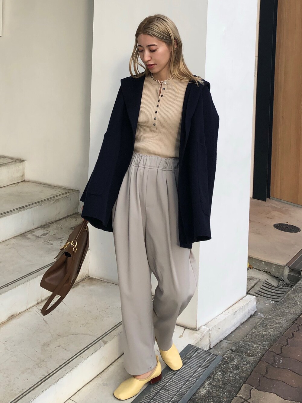 「レイヤードスタイル、ビッグシルエット、冬コーデ、LOEWE、スニーカーコーデ、Gypsophila、whimgazette、ヘンリーネック」｜「UR'Sのﾍﾝﾘｰﾈｯｸﾘﾌﾞﾆｯﾄ（ニット/セーター、ベージュ系）」を使った、ヤマサキ サオリさん（レディース・169cm）の秋コーディネートの1枚目の写真