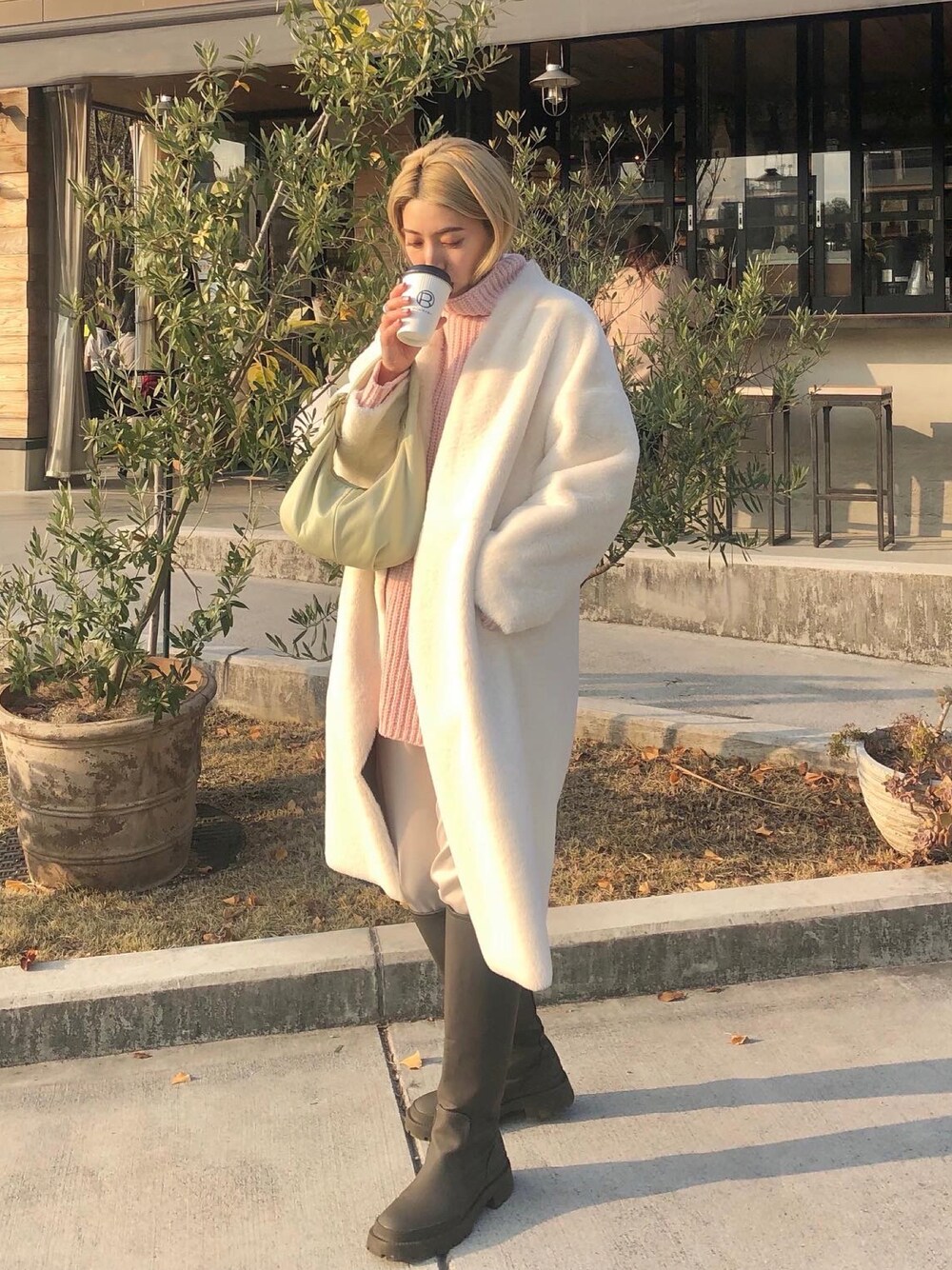 「クリスマスに着たい服、タートルネック、ロングコート、あったかコーデ、冬コーデ、ロングブーツ、ケーブルニット、ZARA」｜「myine meのアイテム（ジャケット/アウター、ホワイト系）」を使った、ヤマサキ サオリさん（レディース・169cm）の冬コーディネートの1枚目の写真